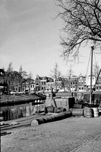 854263 Gezicht op de Stadsbuitengracht te Utrecht, ter hoogte van de Nieuwekade, met op de voorgrond een schip van ...